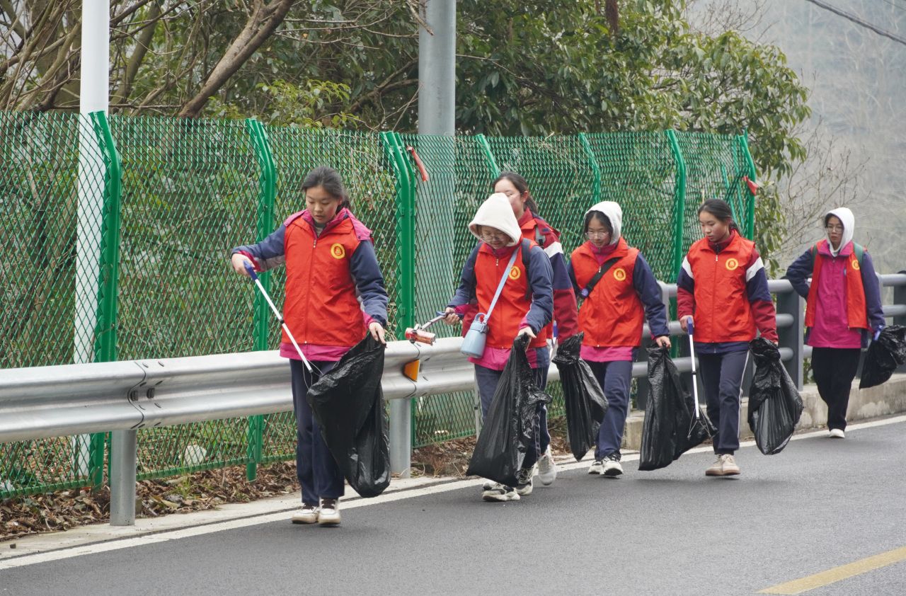 ѧÉú¼ñÀ¬»ø.jpeg ѧÉú¼ñÀ¬»ø.jpeg